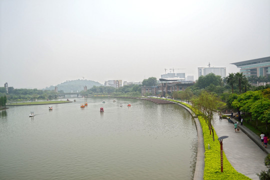 湖水 湖泊 游船  休闲 蓝天