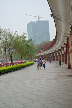 公园 石路 游人 休闲生活