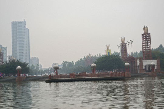 河水 湖 高楼 广场 路灯