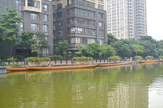 楼 河流 小船舶
