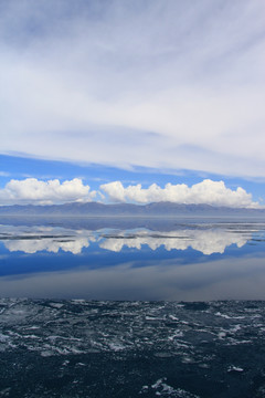 冰湖云影