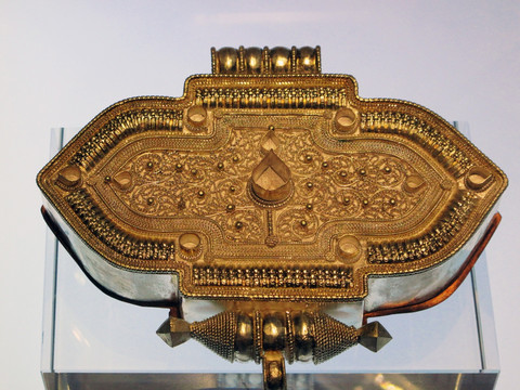 德钦藏族银护身符盒