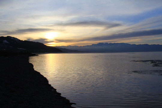 赛里木湖的美丽夕阳