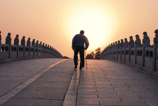 夕阳下的老人