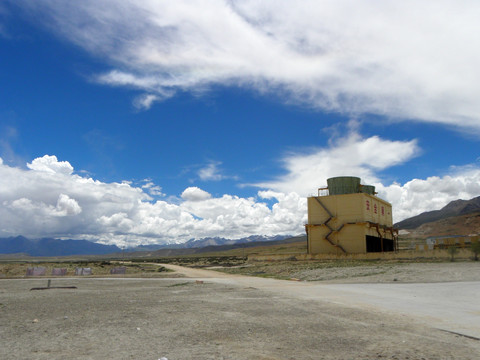 西藏羊八井地热发电厂