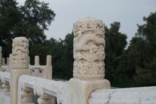 雕刻栏柱