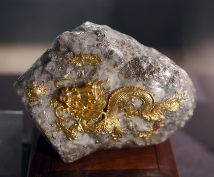 黄金石祥龙山摆件