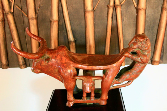 斑铜雕塑  牛虎铜案