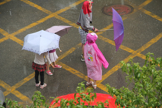 雨中玩耍的孩子