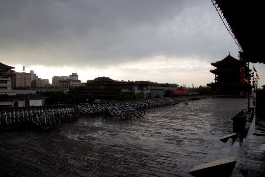 雨中的西安明城墙