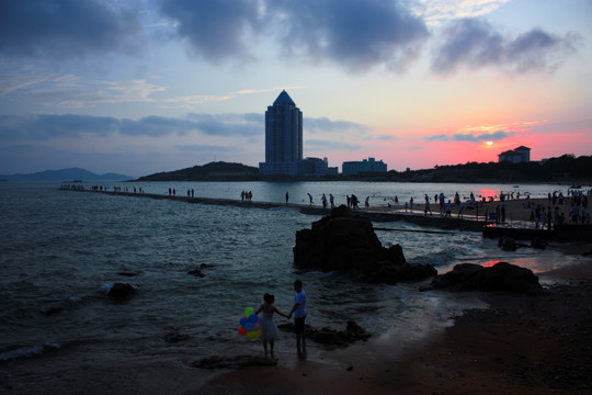 夕阳下的青岛栈桥