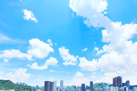 蓝天白云下的城市风景