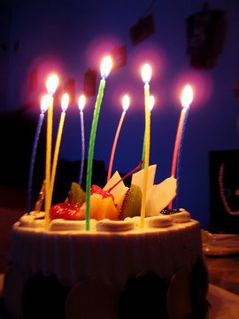 生日蛋糕 庆生 燃烧的蜡烛
