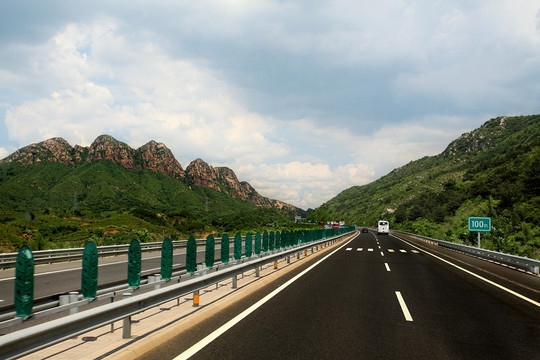 山间的高速公路