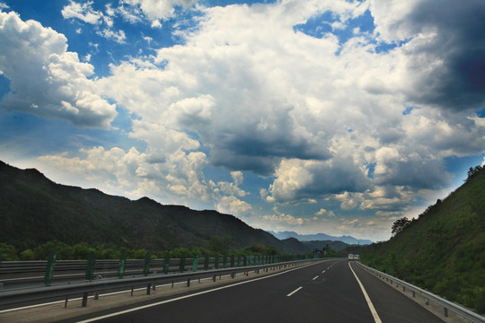 山间的高速公路