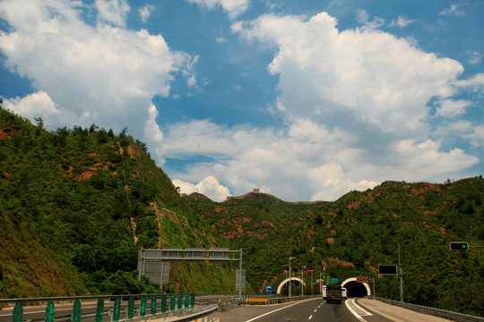 公路隧道口