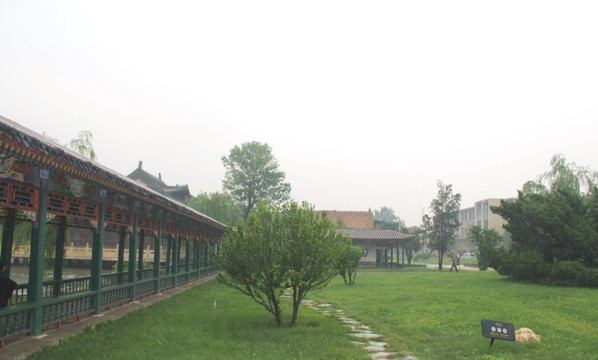 雨天北宁公园长廊绿地