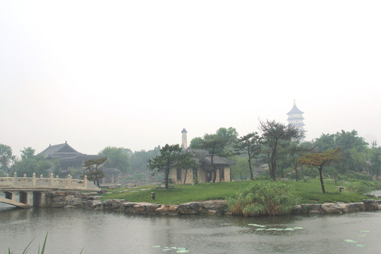 雨天北宁公园绿地湖水石桥