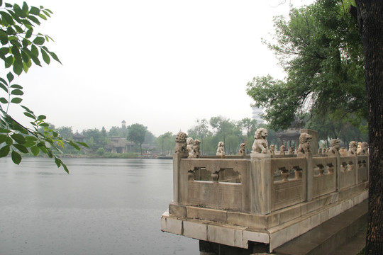 雨天北宁公园湖水石狮子桥