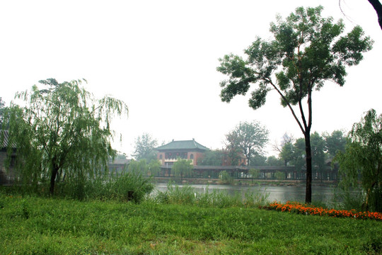 雨天北宁公园绿地湖水