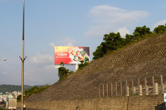 半山广告牌 西贡啤酒