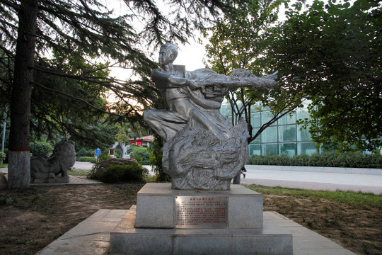 赖宁雕像
