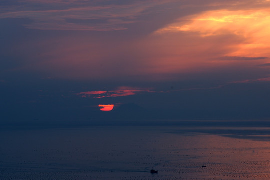 海上日出