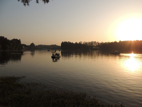 夕阳下的东湖