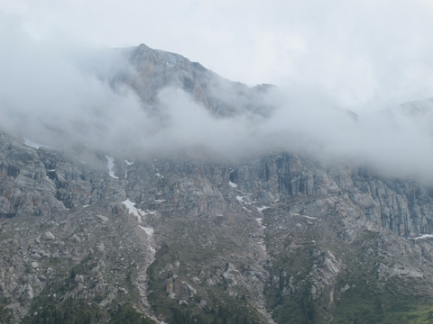 山峰云绕