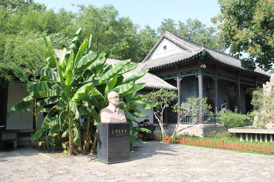 济南趵突泉公园芭蕉树人物雕像