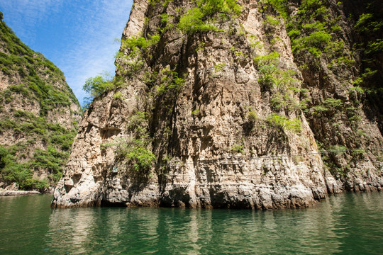 峡谷溪流