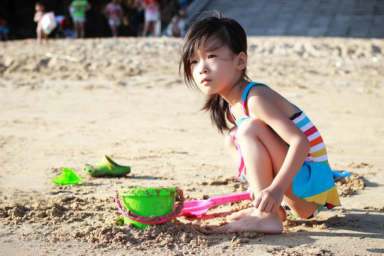 夏天 海边玩沙的女孩