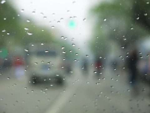 车窗玻璃上的雨滴