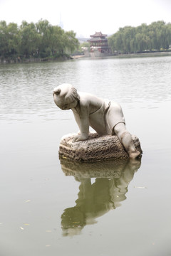 湖中雕像