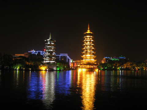 桂林双塔夜景