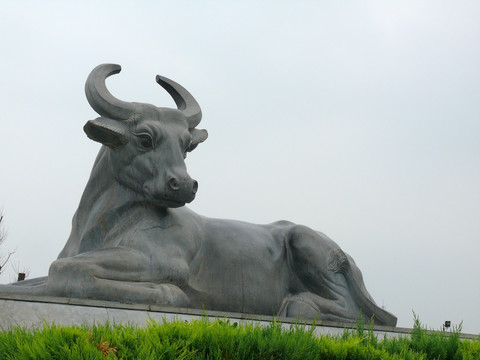 雕像卧牛