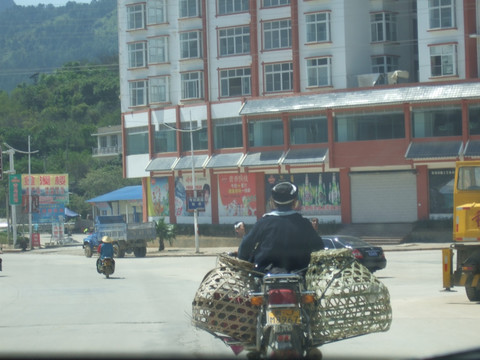 摩托车 进城 瑶族