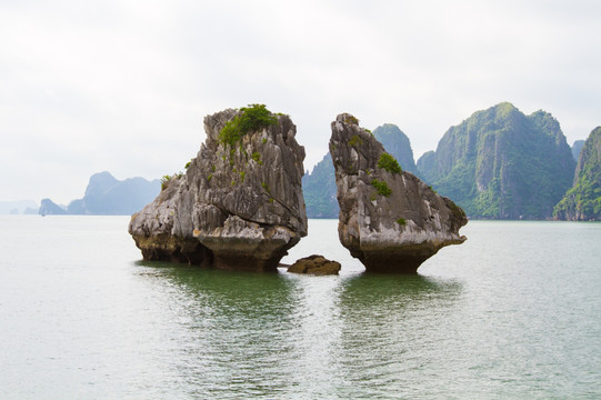 越南下龙湾标志性景观 斗鸡石