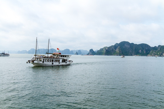 越南下龙湾 海上桂林 游览船