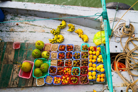 越南下龙湾 特色海上水果店