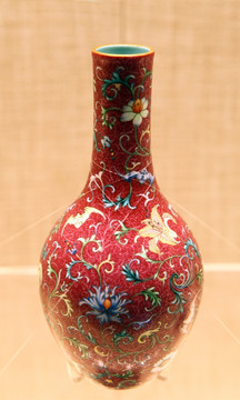 清代乾隆年间紫地花卉纹瓶