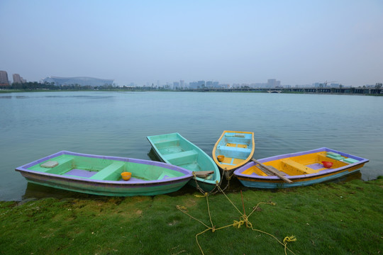 成都锦城湖彩色小船