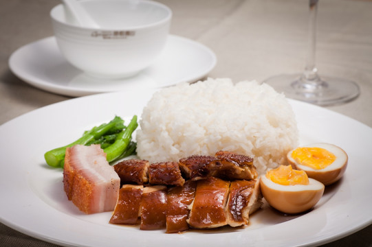 脆皮肉拼豉油鸡饭