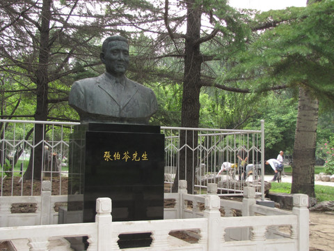 教育家张伯苓雕像