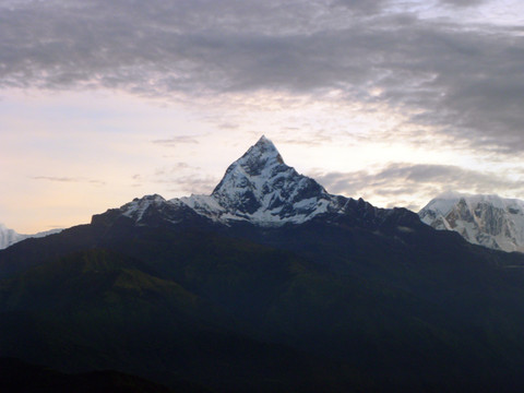 尼泊尔风光安纳普尔纳鱼尾峰