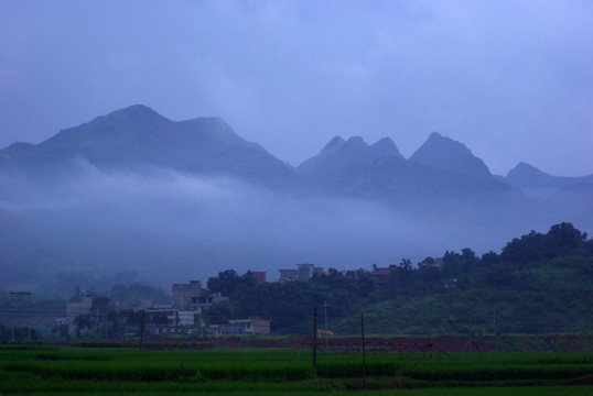 山 云雾 山村 田野