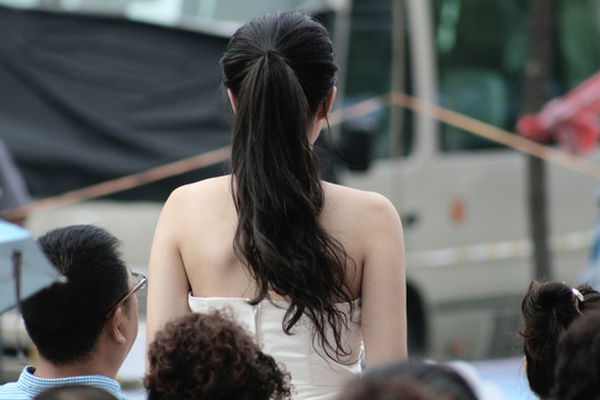 长发美女女生背影