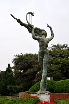 青岛小青岛上的琴女雕像