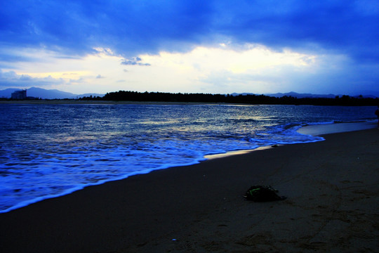 三亚海棠湾椰子洲岛大海夜色