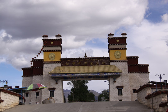 松赞干布出生地